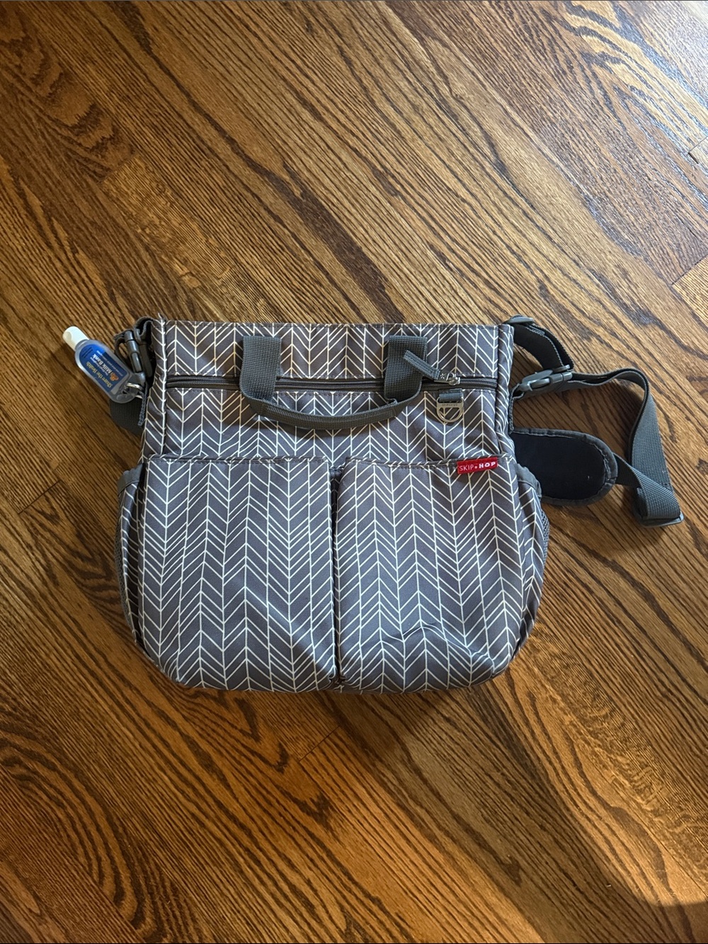 Skip Hop Gray Chevron Diaper Messenger Bag with Front Pockets